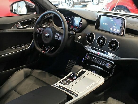 2018 Kia Stinger I, серебристый, 4000000 рублей - вид 2