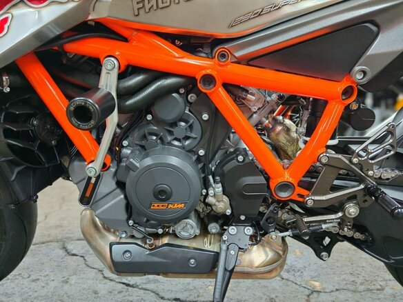2021 KTM 1290 Super Duke R, серебристый, 1490000 рублей - вид 25