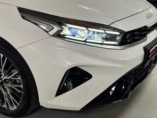 2024 Kia K3 II Рестайлинг, белый, 2340000 рублей, вид 4
