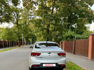 2020 Kia Rio IV Рестайлинг, серебристый, 1230000 рублей, вид 5