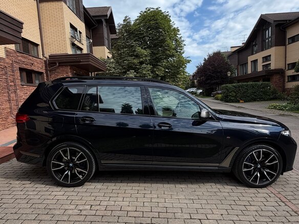 2021 BMW X7 40i I (G07), синий, 9100000 рублей - вид 2