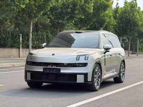 Lynk & Co 900