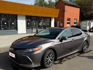 2021 Toyota Camry US Market VIII (XV70) Рестайлинг, серый, 3250000 рублей, вид 3