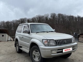 1999 Toyota Land Cruiser Prado 90 Series Рестайлинг, серебристый, 1350000 рублей, вид 3