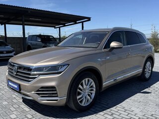 2018 Volkswagen Touareg III, бежевый, 5200000 рублей, вид 3