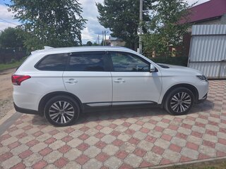 2020 Mitsubishi Outlander III Рестайлинг 3, белый, 2300000 рублей, вид 3