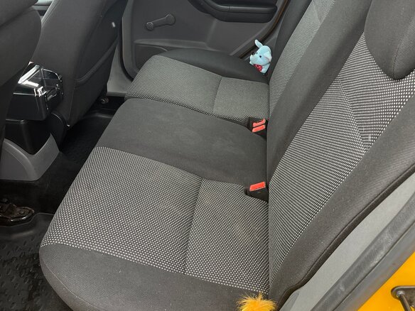 2011 Ford Focus II Рестайлинг, жёлтый, 400000 рублей - вид 13