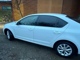 2017 Skoda Octavia III (A7) Рестайлинг, белый, 1550000 рублей, вид 3