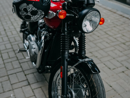 2019 Triumph Bonneville T100, красный, 750000 рублей, вид 1