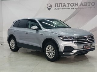 2019 Volkswagen Touareg III, серебристый, 3959000 рублей, вид 3