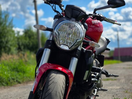 2015 Ducati Monster 821, красный, 449000 рублей, вид 2