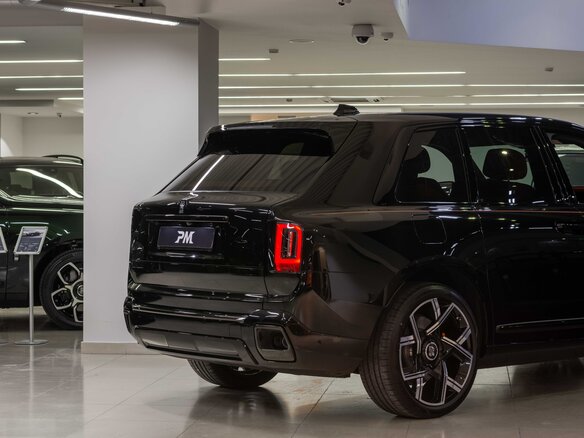 2025 Rolls-Royce Cullinan Black Badge I Рестайлинг (Series II), чёрный, 66500000 рублей - вид 24