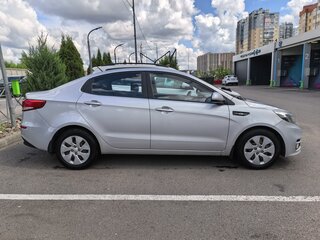 2015 Kia Rio III Рестайлинг, серебристый, 630000 рублей, вид 5