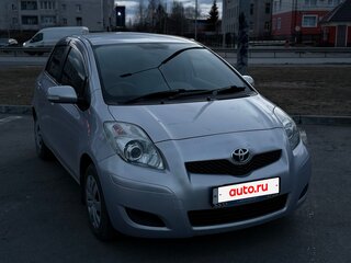 2009 Toyota Vitz II (XP90), серебристый, 800000 рублей, вид 3