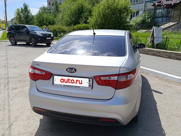 2013 Kia Rio 5-speed III, серебристый, 890000 рублей - вид 3
