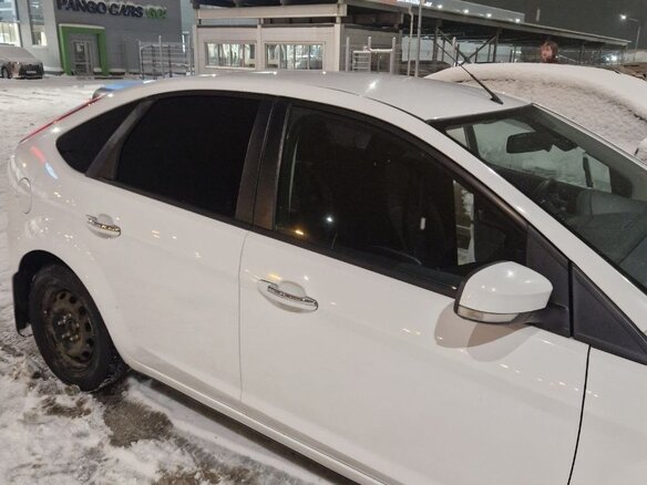 2010 Ford Focus II Рестайлинг, белый, 600000 рублей - вид 2