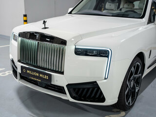 2026 Rolls-Royce Cullinan Black Badge I Рестайлинг (Series II), белый, 64990000 рублей, вид 4