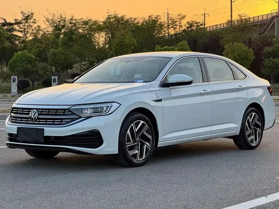 Открыть фотографии: Volkswagen Sagitar III Рестайлинг