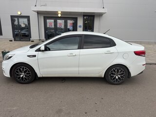 2015 Kia Rio III Рестайлинг, белый, 900000 рублей, вид 5