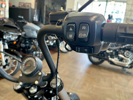 2025 Harley-Davidson Street Bob, чёрный, 2290000 рублей, вид 2