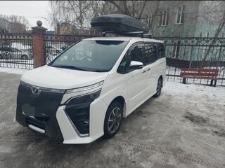 2018 Toyota Voxy III (R80) Рестайлинг, белый, 2229000 рублей, вид 3