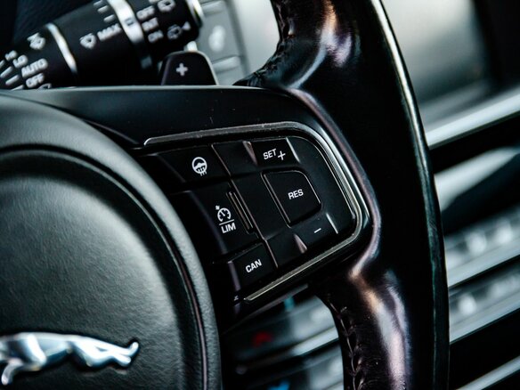 2017 Jaguar F-Pace I, красный, 1910000 рублей - вид 15