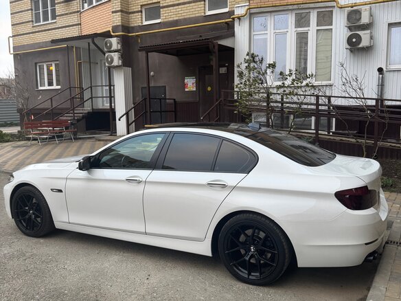 2012 BMW 5 серии 525d xDrive VI (F10/F11/F07), белый, 2400000 рублей - вид 1