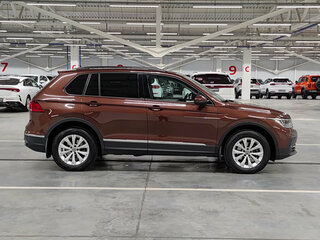 2021 Volkswagen Tiguan II Рестайлинг, коричневый, 2519000 рублей, вид 4