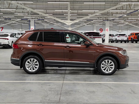 2021 Volkswagen Tiguan II Рестайлинг, коричневый, 2519000 рублей, вид 4