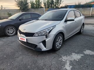 2020 Kia Rio IV Рестайлинг, серый, 1505000 рублей, вид 3