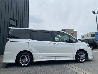 2021 Toyota Voxy III (R80) Рестайлинг, белый, 1806027 рублей, вид 4
