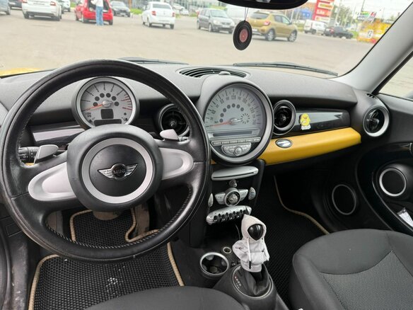 2008 Mini Hatch One II (R56), жёлтый, 750000 рублей - вид 6
