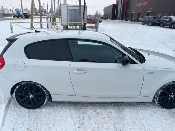 2010 BMW 1 серии 116i I (E81/E82/E87/E88) Рестайлинг, белый, 900000 рублей - вид 11