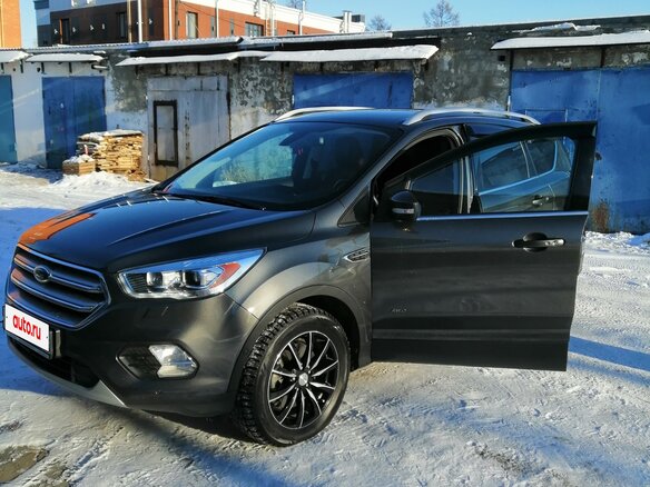 2017 Ford Kuga II Рестайлинг, серый, 1575000 рублей - вид 1