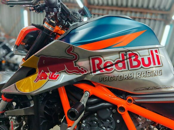 2021 KTM 1290 Super Duke R, серебристый, 1490000 рублей - вид 20