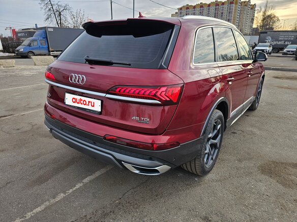 2020 Audi Q7 45 TDI II (4M) Рестайлинг, красный, 4950000 рублей - вид 5