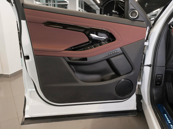 2025 Land Rover Range Rover Evoque II Рестайлинг, белый - вид 15