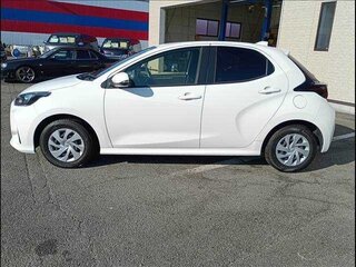 2021 Toyota Yaris IV, белый, 740000 рублей, вид 5