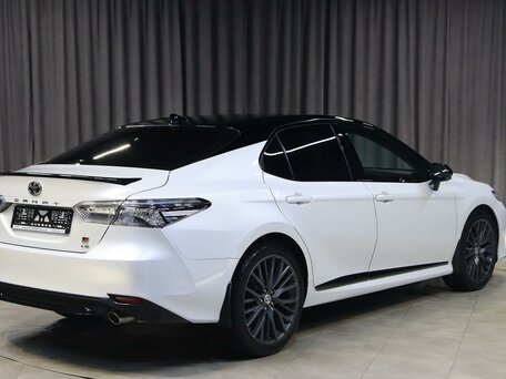 2021 Toyota Camry VIII (XV70) Рестайлинг, белый, 2549000 рублей, вид 2