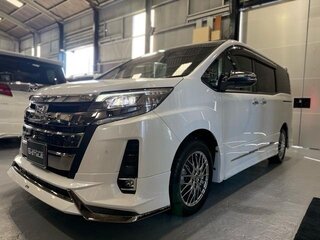 2021 Toyota Noah III (R80) Рестайлинг, белый, 1950000 рублей, вид 3