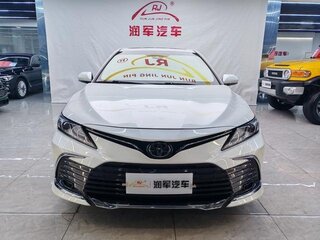 2023 Toyota Camry VIII (XV70) Рестайлинг, белый, 3157000 рублей, вид 2