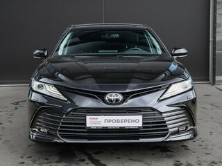 2022 Toyota Camry VIII (XV70) Рестайлинг, чёрный, 3830000 рублей, вид 2