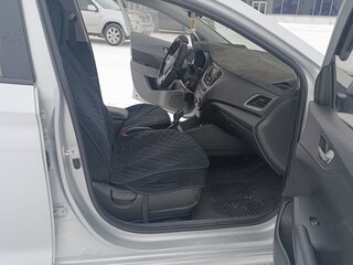 2017 Hyundai Solaris II, серебристый, 1350000 рублей, вид 2
