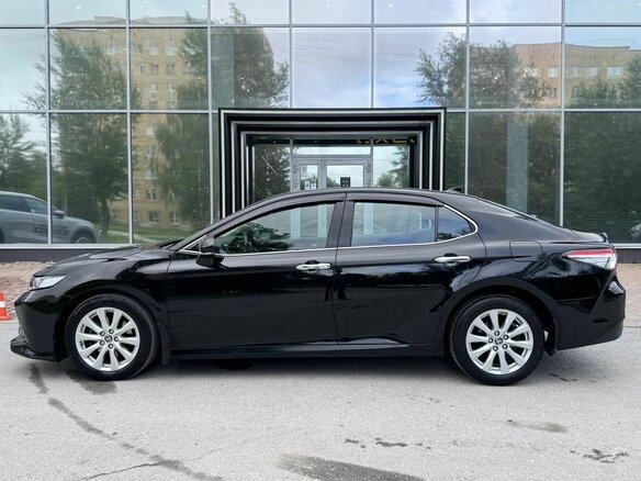 2021 Toyota Camry VIII (XV70), чёрный, 2335000 рублей - вид 3