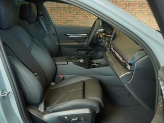2025 BMW 5 серии 540d xDrive VIII (G60/G61/G68), серый, 12989000 рублей, вид 3