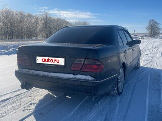 2002 Mercedes-Benz E-Класс 270 II (W210, S210) Рестайлинг, чёрный, 590000 рублей, вид 4