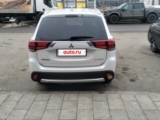 2016 Mitsubishi Outlander III Рестайлинг 2, белый, 1780000 рублей, вид 4