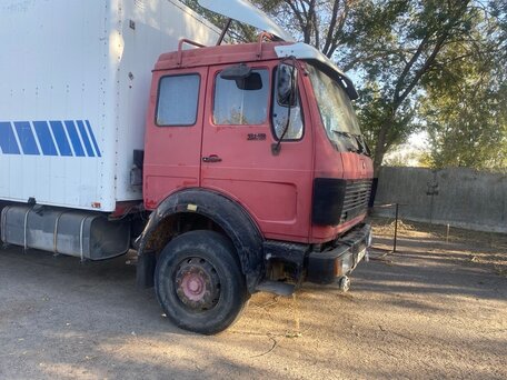 1983 Mercedes-Benz Actros, красный, 400000 рублей, вид 1