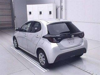 2020 Toyota Yaris IV, серебристый, 900000 рублей, вид 2