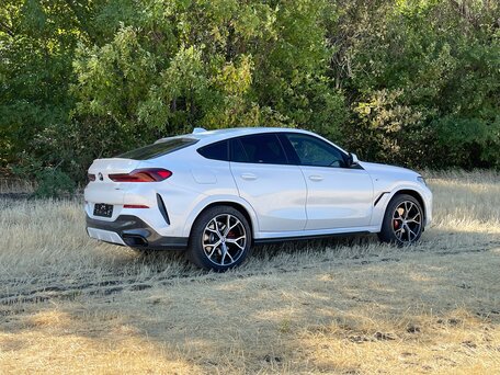2021 BMW X6 40i III (G06), белый, 7150000 рублей, вид 4